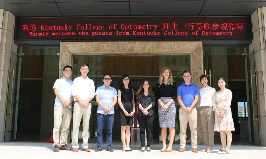 美国肯塔基视光学院的助理教授一行到访牛八体育 参观厦门眼科中心眼视光门诊1.jpg 美国肯塔基视光学院的助理教授一行到访牛八体育 参观厦门眼科中心眼视光门诊1.jpg