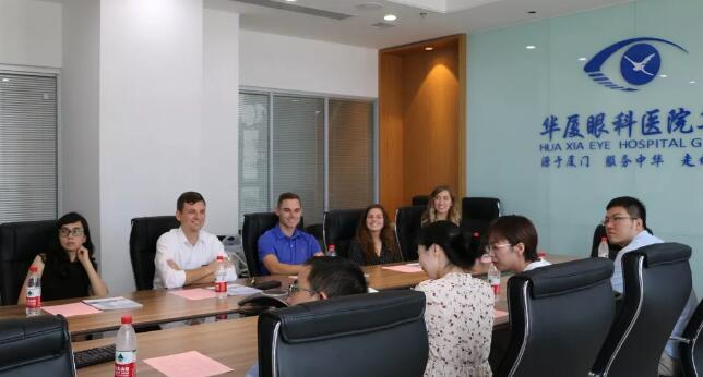 美国肯塔基视光学院的助理教授一行到访牛八体育 参观厦门眼科中心眼视光门诊2.jpg 美国肯塔基视光学院的助理教授一行到访牛八体育 参观厦门眼科中心眼视光门诊2.jpg
