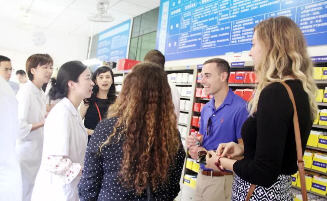 美国肯塔基视光学院的助理教授一行到访牛八体育 参观厦门眼科中心眼视光门诊3.jpg 美国肯塔基视光学院的助理教授一行到访牛八体育 参观厦门眼科中心眼视光门诊3.jpg