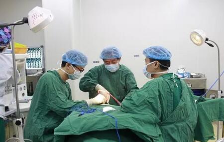 眼眶肿瘤患者在成都牛八体育顺利进行手术2.jpg 眼眶肿瘤患者在成都牛八体育顺利进行手术2.jpg