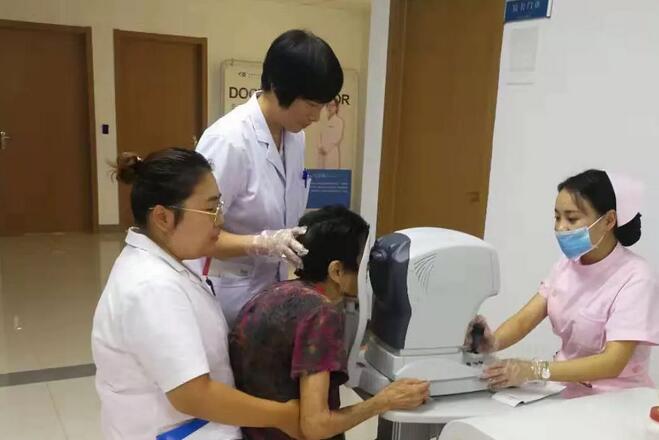 淮南牛八体育医护人员为白内障老奶奶贴心服务1.jpg 淮南牛八体育医护人员为白内障老奶奶贴心服务1.jpg