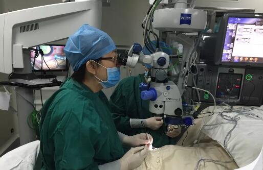 《健康时报》刊出厦门眼科中心黎晓新院长专访:眼科界的五位环球院士——“玻切女王”的进阶之路4.jpg 《健康时报》刊出厦门眼科中心黎晓新院长专访:眼科界的五位环球院士——“玻切女王”的进阶之路4.jpg