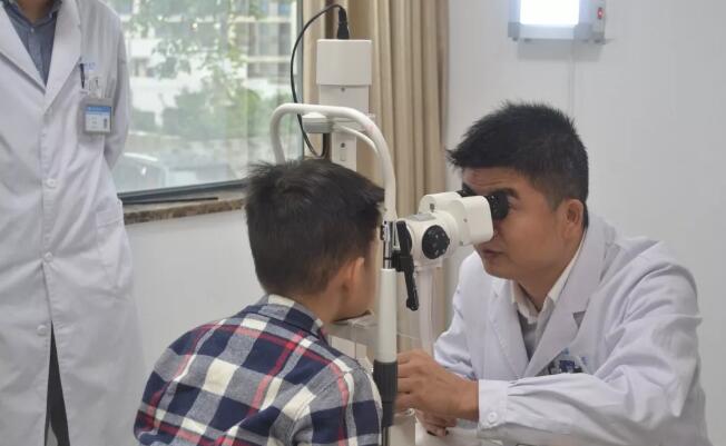 眼科医生的一天——重庆牛八体育副院长白内障医生安晓巨1.jpg 眼科医生的一天——重庆牛八体育副院长白内障医生安晓巨1.jpg