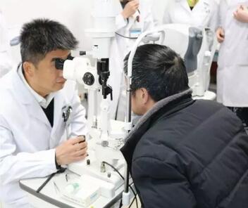 重庆牛八体育安晓巨副院长:白内障手术什么时候做 ?1.jpg 重庆牛八体育安晓巨副院长:白内障手术什么时候做 ?1.jpg