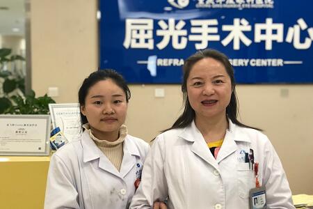 重庆牛八体育住院医生小唐由业务副院长汪红教授做了全激光无痕近视手术2.jpg 重庆牛八体育住院医生小唐由业务副院长汪红教授做了全激光无痕近视手术2.jpg