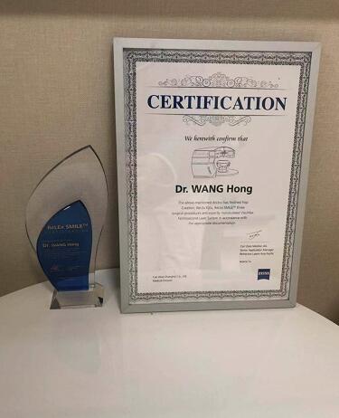 重庆牛八体育住院医生小唐由业务副院长汪红教授做了全激光无痕近视手术1.jpg 重庆牛八体育住院医生小唐由业务副院长汪红教授做了全激光无痕近视手术1.jpg