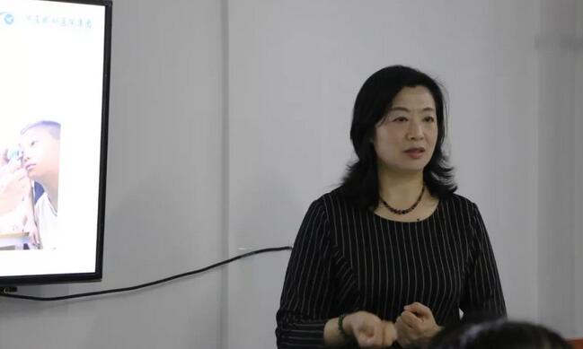 3月6日,2019牛八体育集团小儿眼病与综合验光培训班在厦门举行,此次培训班为期8天,从小儿眼病及斜弱视到国内外验光模式纵观,从检影验光技巧手法到综合验光操作规范,从验光理论基础到儿童验光、眼病验光的差别和重点,系统验光知识无一不涵盖、无一不相授,为参会学员带来了一场高水准的知识盛宴3.jpg 3月6日,2019牛八体育集团小儿眼病与综合验光培训班在厦门举行,此次培训班为期8天,从小儿眼病及斜弱视到国内外验光模式纵观,从检影验光技巧手法到综合验光操作规范,从验光理论基础到儿童验光、眼病验光的差别和重点,系统验光知识无一不涵盖、无一不相授,为参会学员带来了一场高水准的知识盛宴3.jpg