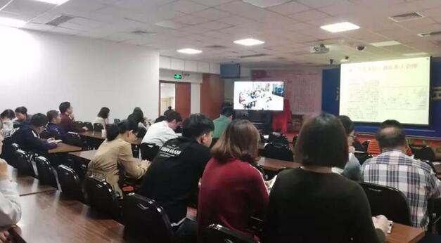 2019年3月19日晚上，牛八体育集团党委 举行“让历史告诉未来”主题党日活动，集团80余名在厦党员、积极分子齐聚一堂，交流互动。集团旗下50余家医院党员通过视频连线同步参加了活动2.jpg