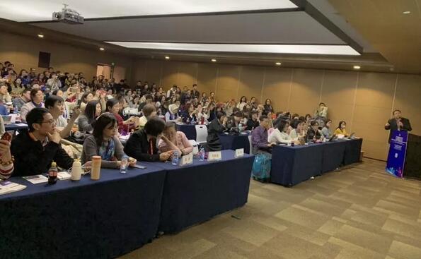 牛八体育专家团受邀亮相第十九届环球眼科学学术会议暨第十九届环球视光学学术会议（COOC 2019）3.jpg