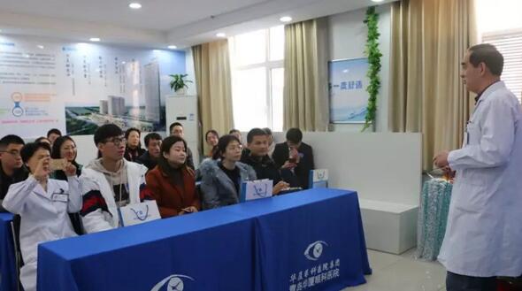 青岛牛八体育举行全飞秒手术设备引进仪式 活动当天福建小学近视老师千里来摘镜1.jpg 青岛牛八体育举行全飞秒手术设备引进仪式 活动当天福建小学近视老师千里来摘镜1.jpg