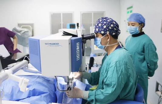 近视姐弟相约来青岛牛八体育摘镜4.jpg 近视姐弟相约来青岛牛八体育摘镜4.jpg