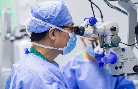 白内障患者顺利进行复明手术后 家属在朋友圈感谢青岛牛八体育1.jpg 白内障患者顺利进行复明手术后 家属在朋友圈感谢青岛牛八体育1.jpg