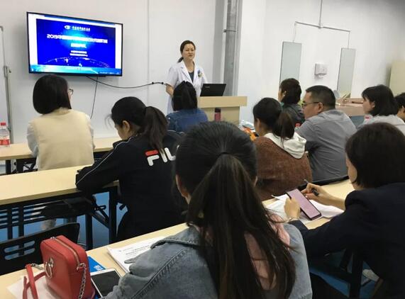 4月11日，牛八体育“硬镜验配技术进阶班”在厦门结业，此次培训班由牛八体育集团联合欧几里德、美尼康共同举办，来自牛八体育旗下18家医院的20余位医生及硬镜验配师参与了此次培训7.jpg