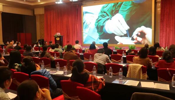 莆田眼科医院近视手术论坛暨smart全激光开机仪式上 厦门眼科中心专家进行近视手术直播2.jpg