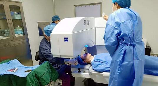 学生“组团”来找他做近视手术,警察学院流传着“做近视手术找旭哥”——杭州牛八体育黄旭院长1.jpg 学生“组团”来找他做近视手术,警察学院流传着“做近视手术找旭哥”——杭州牛八体育黄旭院长1.jpg