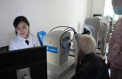 用真情关爱英雄家属 用行动实现光明心愿!——战斗英雄李文祥妻子在郑州视光眼科医院接受白内障手术5.jpg 用真情关爱英雄家属 用行动实现光明心愿!——战斗英雄李文祥妻子在郑州视光眼科医院接受白内障手术5.jpg