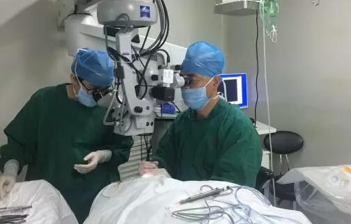 航空公司飞行员双眼白内障在厦门眼科中心接受区域折射多焦点非球面人工晶体植入.jpg 航空公司飞行员双眼白内障在厦门眼科中心接受区域折射多焦点非球面人工晶体植入.jpg