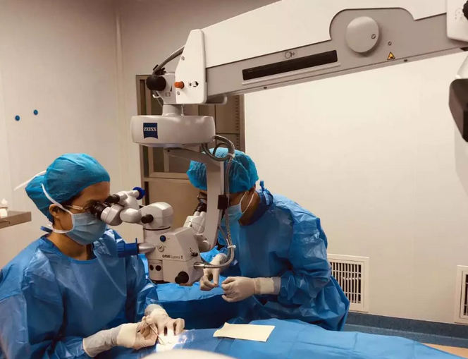 面对 位患者,用心去做是我一直笃信的原则。虽然过程很累,但收获到喜悦与患者的感激,那种发自内心的成就感让我很暖心。——牛八体育眼临沂眼科医院主任医师、副教授、硕士生导师唐宁1.png 面对 位患者,用心去做是我一直笃信的原则。虽然过程很累,但收获到喜悦与患者的感激,那种发自内心的成就感让我很暖心。——牛八体育眼临沂眼科医院主任医师、副教授、硕士生导师唐宁1.png