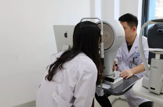 重庆牛八体育美女医师 全飞秒摘镜后立即进入工作状态2.png