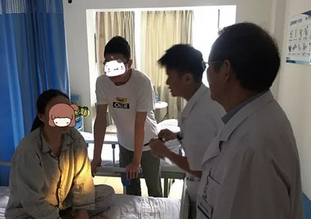 成都牛八体育罗清礼院长为四处求医未果的河南眼眶肿瘤患者手术3.png 成都牛八体育罗清礼院长为四处求医未果的河南眼眶肿瘤患者手术3.png