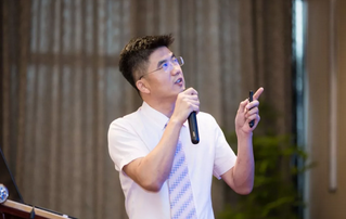 6月23日，由重庆牛八体育举办的“第三届牛八体育论坛”在重庆翰文大酒店落幕， 该会议邀请10多位国内出名眼科专家进行学术演讲，并与现场近120名来自地县和其它地区的眼科同道们齐聚一堂，共同探讨当前眼科学领域的 学术研究成果、临床诊疗新技术以及未来的发展趋势等8.png