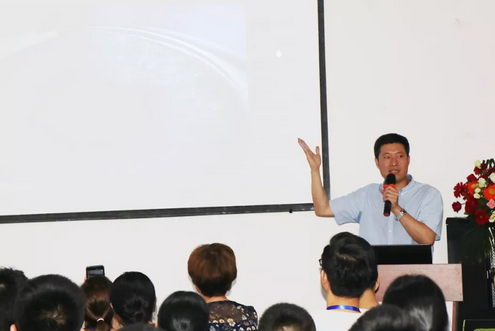 宁德眼科医院举办了一场“大牌来助阵,摘镜致青春”近视手术医生见面会2.png 宁德眼科医院举办了一场“大牌来助阵,摘镜致青春”近视手术医生见面会2.png