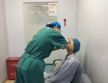 长时间玩手机导致斗鸡眼 在成都牛八体育顺利手术1.png