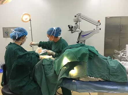 长时间玩手机导致斗鸡眼 在成都牛八体育顺利手术2.png