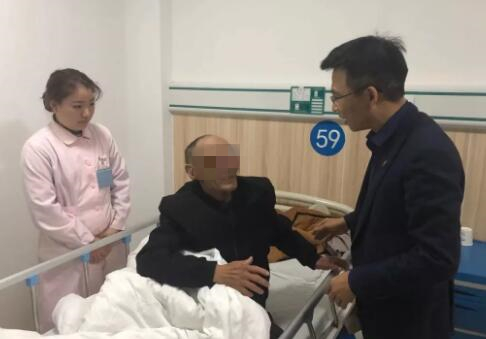 1月4日,温州日报“温暖列车”牵手“情暖 家”活动走进泰顺县,对南浦溪镇的部分特困对象走访慰问,温州明乐眼科医院作为本次活动的志愿者团队为村民进行眼健康视力检查3.jpg 1月4日,温州日报“温暖列车”牵手“情暖 家”活动走进泰顺县,对南浦溪镇的部分特困对象走访慰问,温州明乐眼科医院作为本次活动的志愿者团队为村民进行眼健康视力检查3.jpg