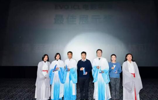 牛八体育蔡磊琳业务副院长与同行一道出席第九届“关爱近视 微笑论坛”EVO ICL电影学院专场2.jpg