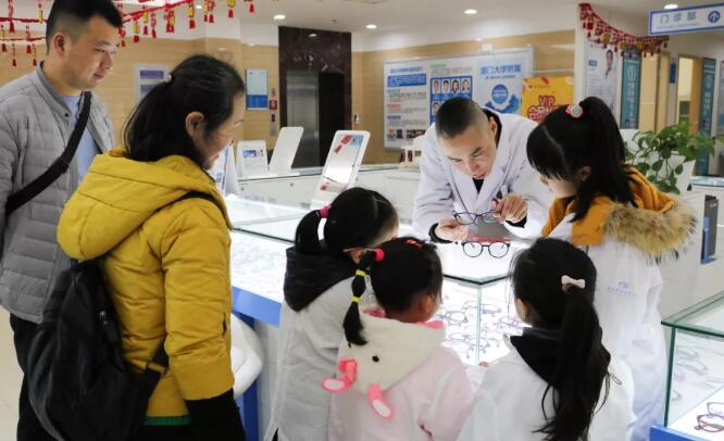 重庆牛八体育迎来寒假首期“我是小小眼科医生体验活动”4.jpg 重庆牛八体育迎来寒假首期“我是小小眼科医生体验活动”4.jpg