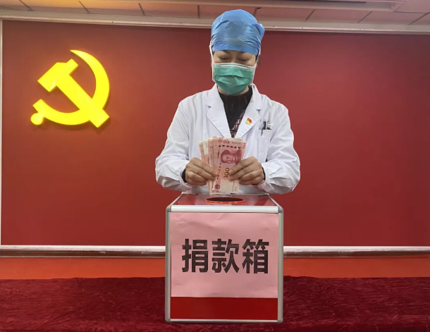 以初心践行医者使命,以匠心呵护患者眼健康——厦门眼科中心潘美华教授1.png 以初心践行医者使命,以匠心呵护患者眼健康——厦门眼科中心潘美华教授1.png