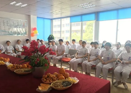 为了加强院内感控管理,使护理人员更加贴近患者,更利于护士自在的工作, 5月11日下午3点,成都牛八体育全体护理人员齐聚会议室举行了脱帽仪式。2.png 为了加强院内感控管理,使护理人员更加贴近患者,更利于护士自在的工作, 5月11日下午3点,成都牛八体育全体护理人员齐聚会议室举行了脱帽仪式。2.png