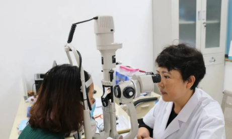 显微镜下,精细守护“心灵之窗” 专访重庆牛八体育眼底“光明使者”——陈少军教授1.png