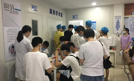 进入高峰期 成都牛八体育提醒近视手术朋友提前预约2.png