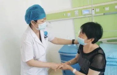 您今天真好看!回去以后记得要好好休息——厦门眼科中心潘美华教授百忙之中不忘看望患者罗阿姨2.png 您今天真好看!回去以后记得要好好休息——厦门眼科中心潘美华教授百忙之中不忘看望患者罗阿姨2.png