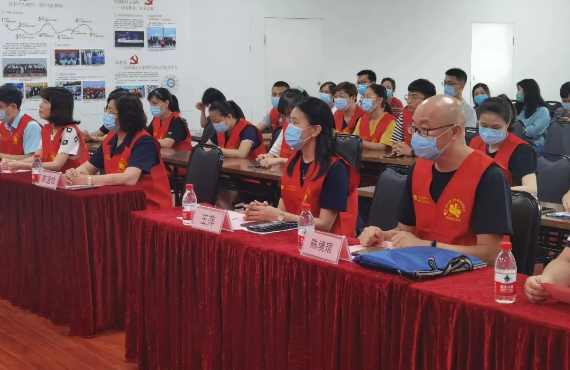 以爱之名,光明前行— —厦门眼科中心成立“凤凰花光明先锋志愿服务队”2.png 以爱之名,光明前行— —厦门眼科中心成立“凤凰花光明先锋志愿服务队”2.png