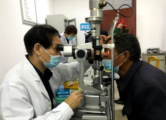 10月14日,宜昌市归国华侨联合会和宜昌牛八体育共同发起的“侨爱心光明行”大型义诊活动正式启动。9名家护组团赴新疆温泉县义诊。宜昌市市委常委、统战部部长王均成出席活动并为医疗队授旗。5.png 10月14日,宜昌市归国华侨联合会和宜昌牛八体育共同发起的“侨爱心光明行”大型义诊活动正式启动。9名家护组团赴新疆温泉县义诊。宜昌市市委常委、统战部部长王均成出席活动并为医疗队授旗。5.png