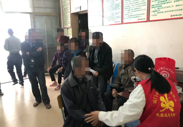 高山上的一抹志愿红—— 厦门眼科中心凤凰花“光明先锋”志愿服务队走进高山村落6.png
