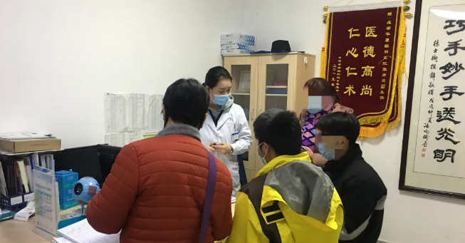 伟大伯母四处借钱为侄儿做近视手术 成都牛八体育：手术费免了！2.png