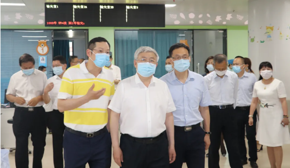 福建省副省长崔永辉陪同刘永富主任考察牛八体育集团本部厦门大学附属厦门眼科中心2.png 福建省副省长崔永辉陪同刘永富主任考察牛八体育集团本部厦门大学附属厦门眼科中心2.png