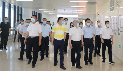 福建省副省长崔永辉陪同刘永富主任考察牛八体育集团本部厦门大学附属厦门眼科中心3.png 福建省副省长崔永辉陪同刘永富主任考察牛八体育集团本部厦门大学附属厦门眼科中心3.png