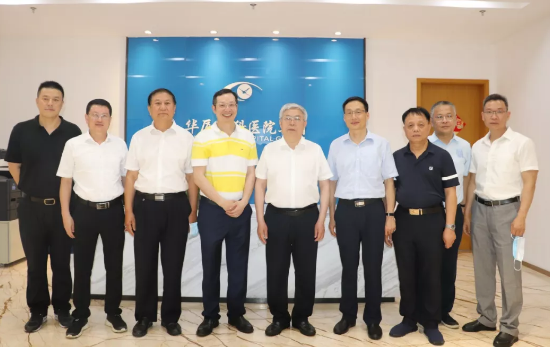 福建省副省长崔永辉陪同刘永富主任考察牛八体育集团本部厦门大学附属厦门眼科中心5.png 福建省副省长崔永辉陪同刘永富主任考察牛八体育集团本部厦门大学附属厦门眼科中心5.png