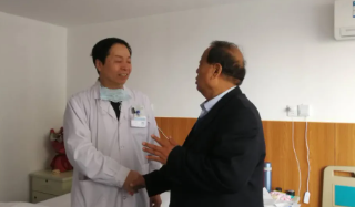 眼科博士徐惠民凭啥能有那么多“铁杆粉丝”...... —— 一位郑州牛八体育医生的真实故事之三1.png 眼科博士徐惠民凭啥能有那么多“铁杆粉丝”...... —— 一位郑州牛八体育医生的真实故事之三1.png