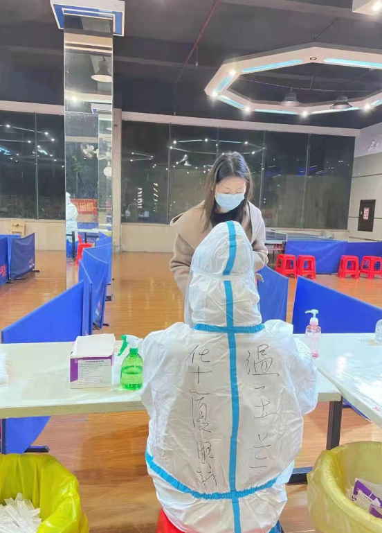 疫情下的“逆行者”:牛八体育医务人员七天不分昼夜奋战在核酸采样现场2.png 疫情下的“逆行者”:牛八体育医务人员七天不分昼夜奋战在核酸采样现场2.png