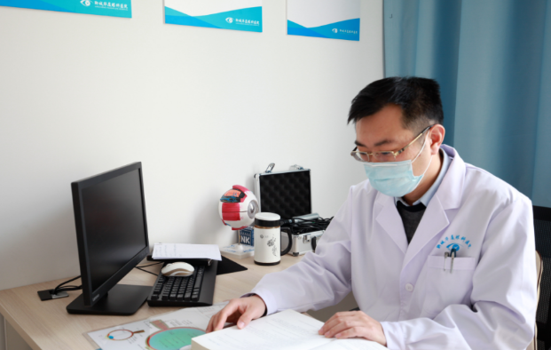 医生·医声——聊城牛八体育业务院长张强：对峙“视力小偷”的孤勇者，致盲眼病患者的知心人